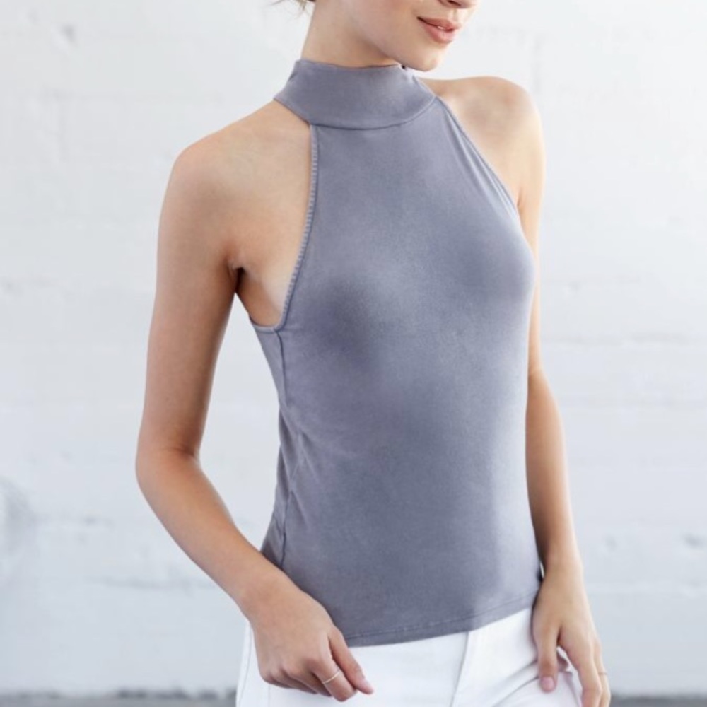 Sleeveless turtleneck tee